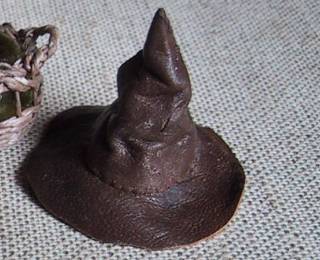 chapeau miniature en cuir