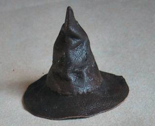 chapeau miniature en cuir